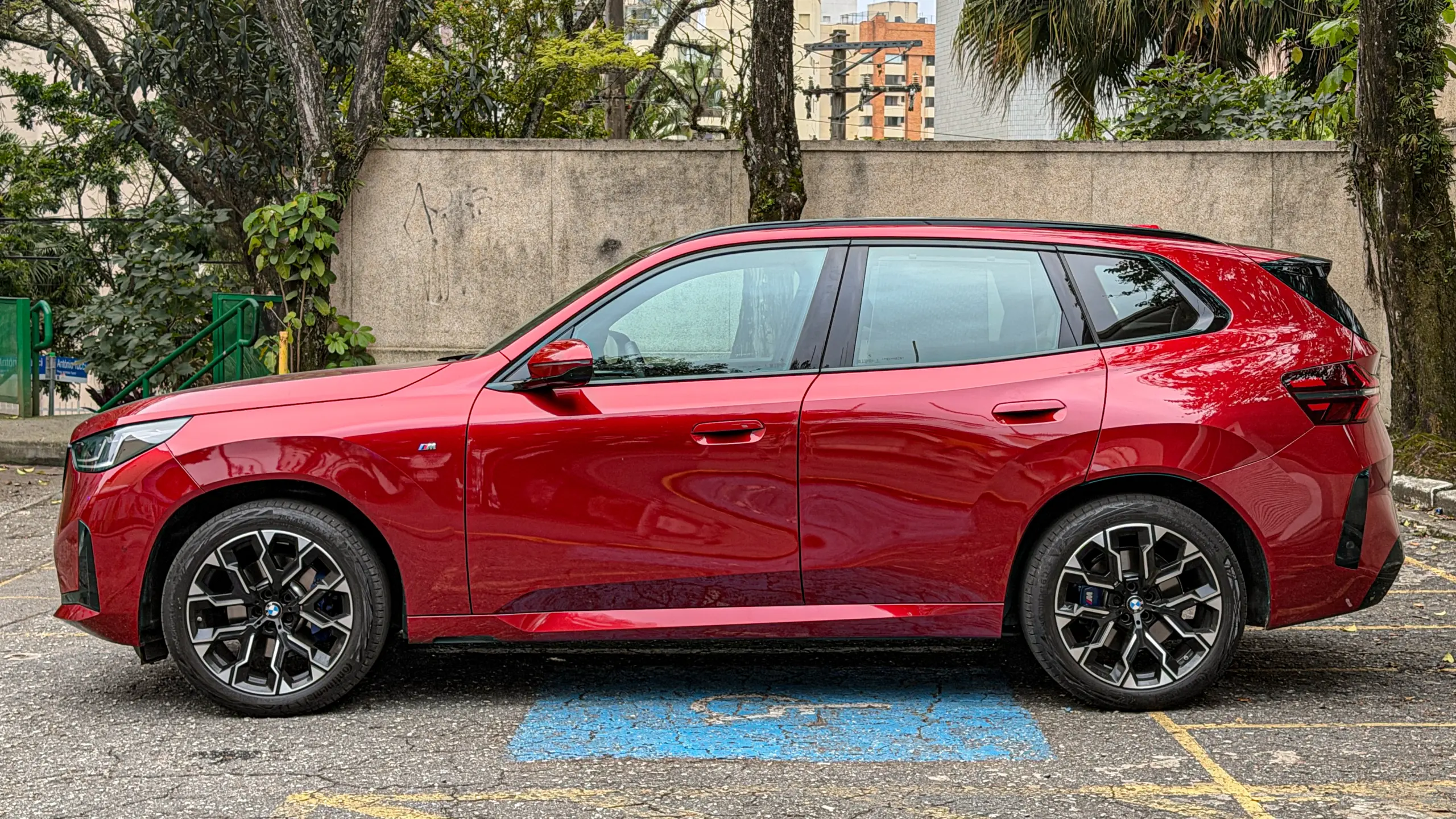 BMW X3 estático na cor Vermelho Fire no asfalto para teste e avaliação