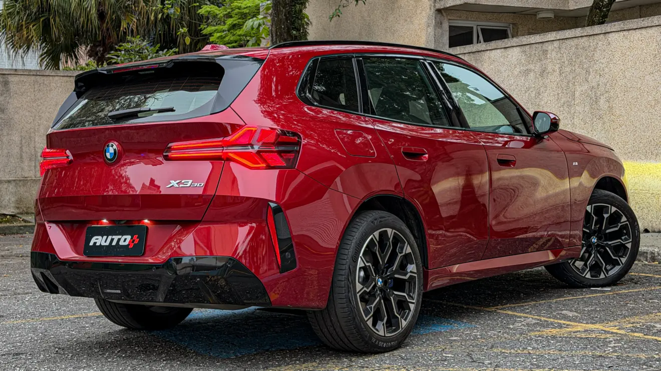 BMW X3 estático na cor Vermelho Fire no asfalto para teste e avaliação