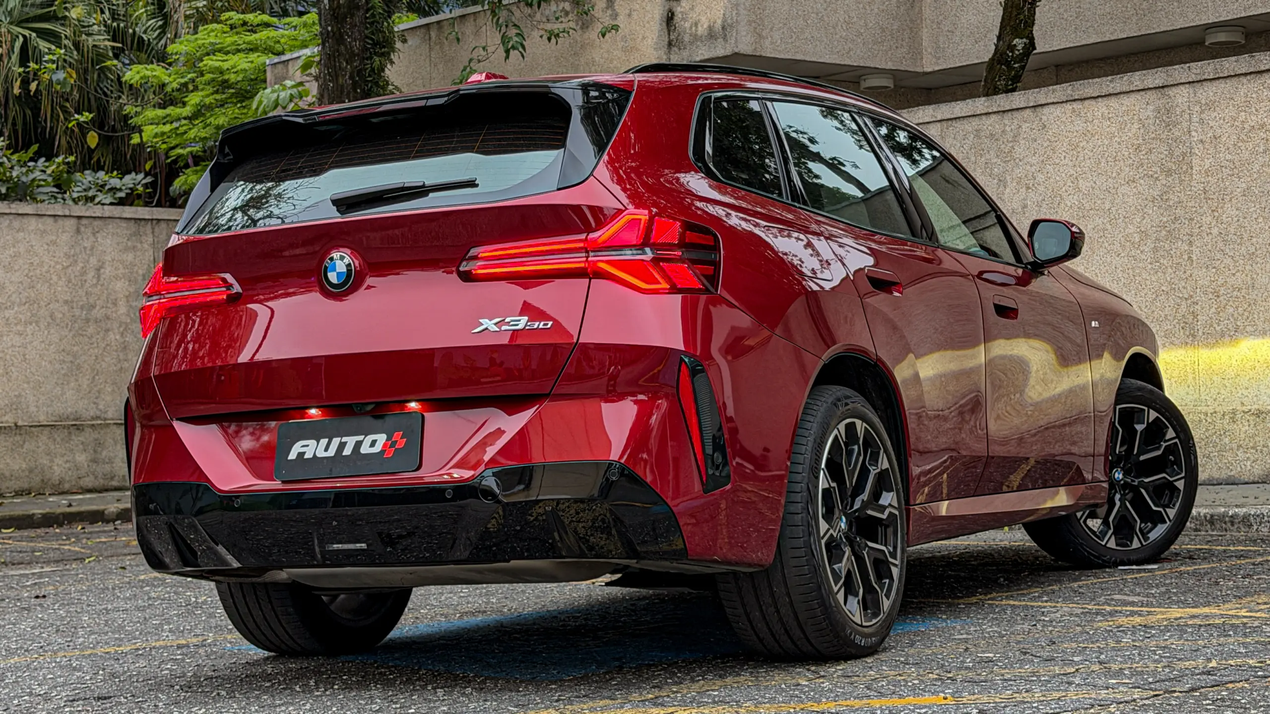 BMW X3 estático na cor Vermelho Fire no asfalto para teste e avaliação