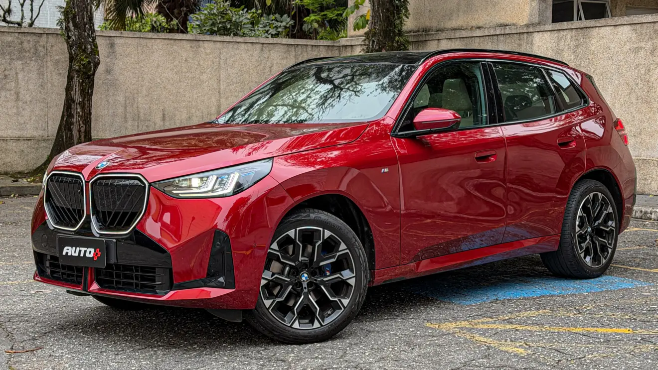 BMW X3 estático na cor Vermelho Fire no asfalto para teste e avaliação
