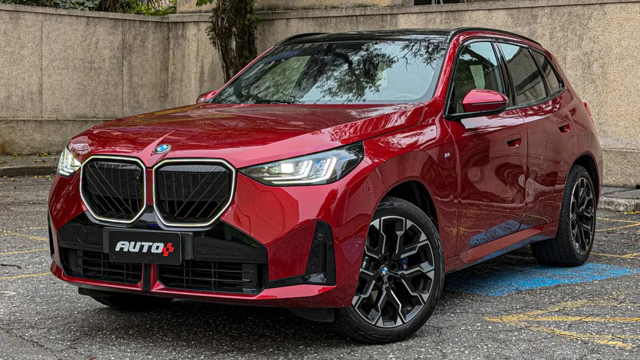 BMW X3 estático na cor Vermelho Fire no asfalto para teste e avaliação