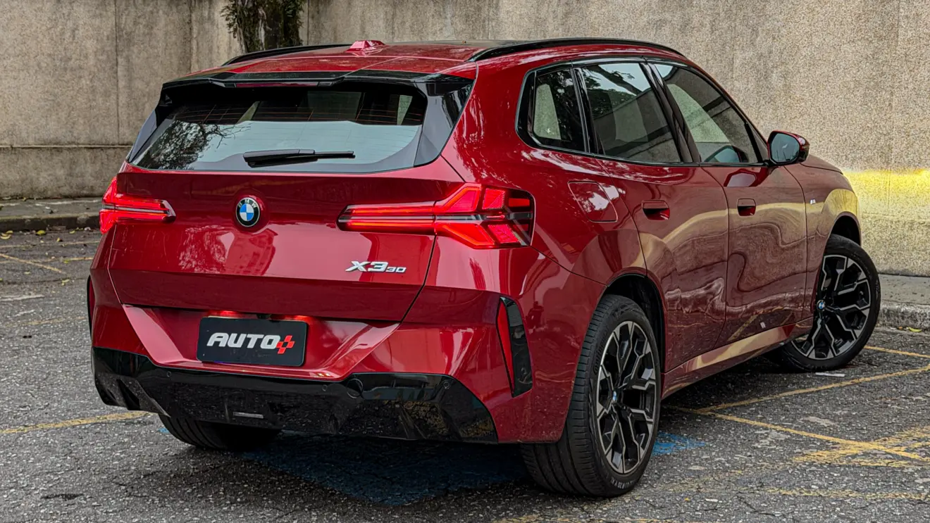 BMW X3 estático na cor Vermelho Fire no asfalto para teste e avaliação
