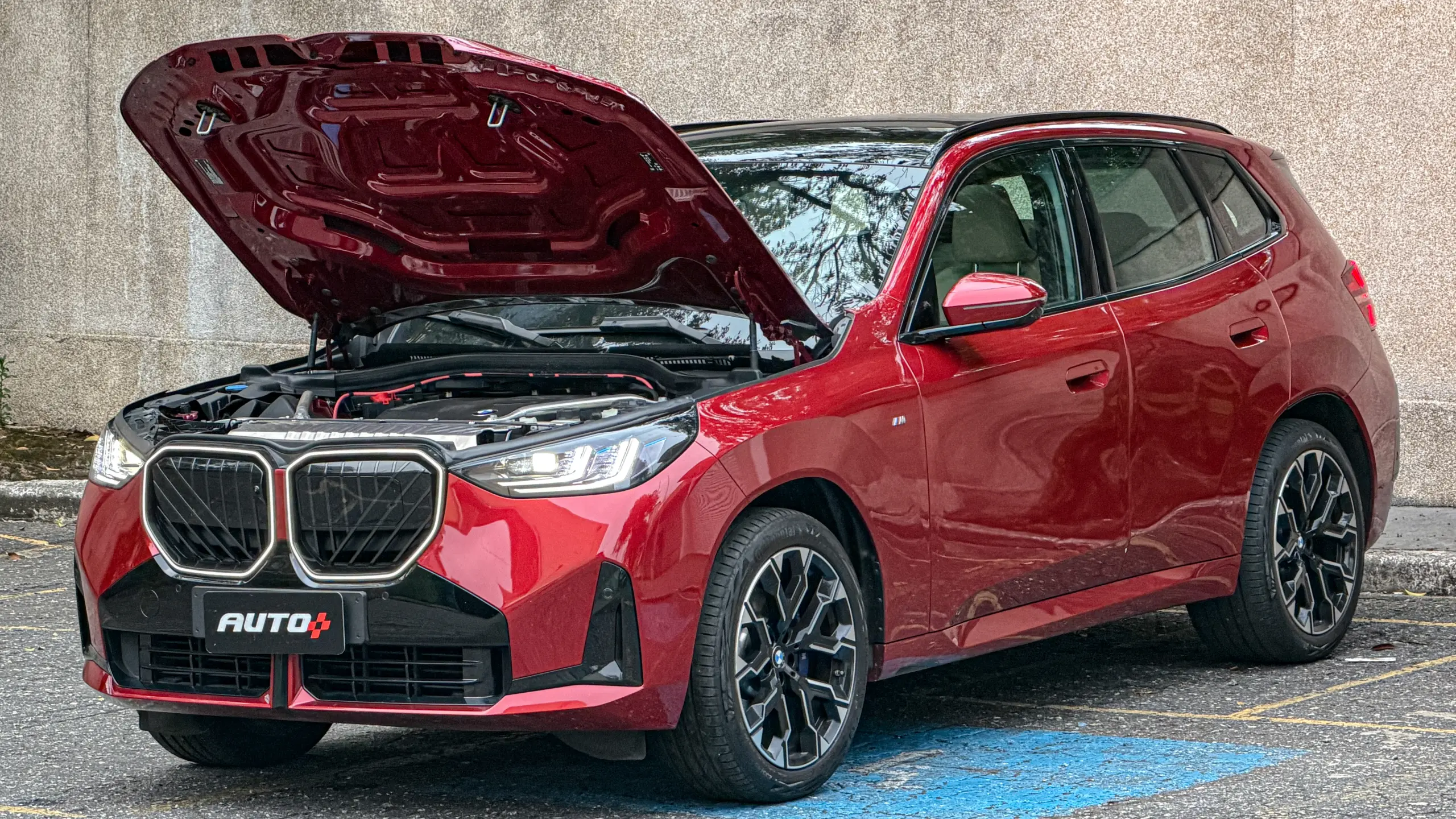 BMW X3 estático na cor Vermelho Fire no asfalto para teste e avaliação