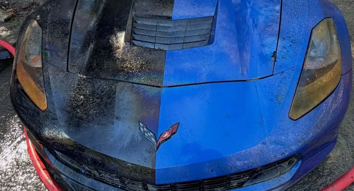 Envelopamento nas cores azul e preto do Chevrolet Corvette Grand Sport resgatado de um rio