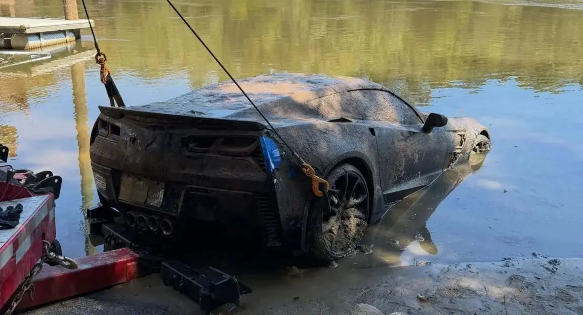 Chevrolet Corvette Grand Sport furtado em 2020 é resgatado do fundo de um rio