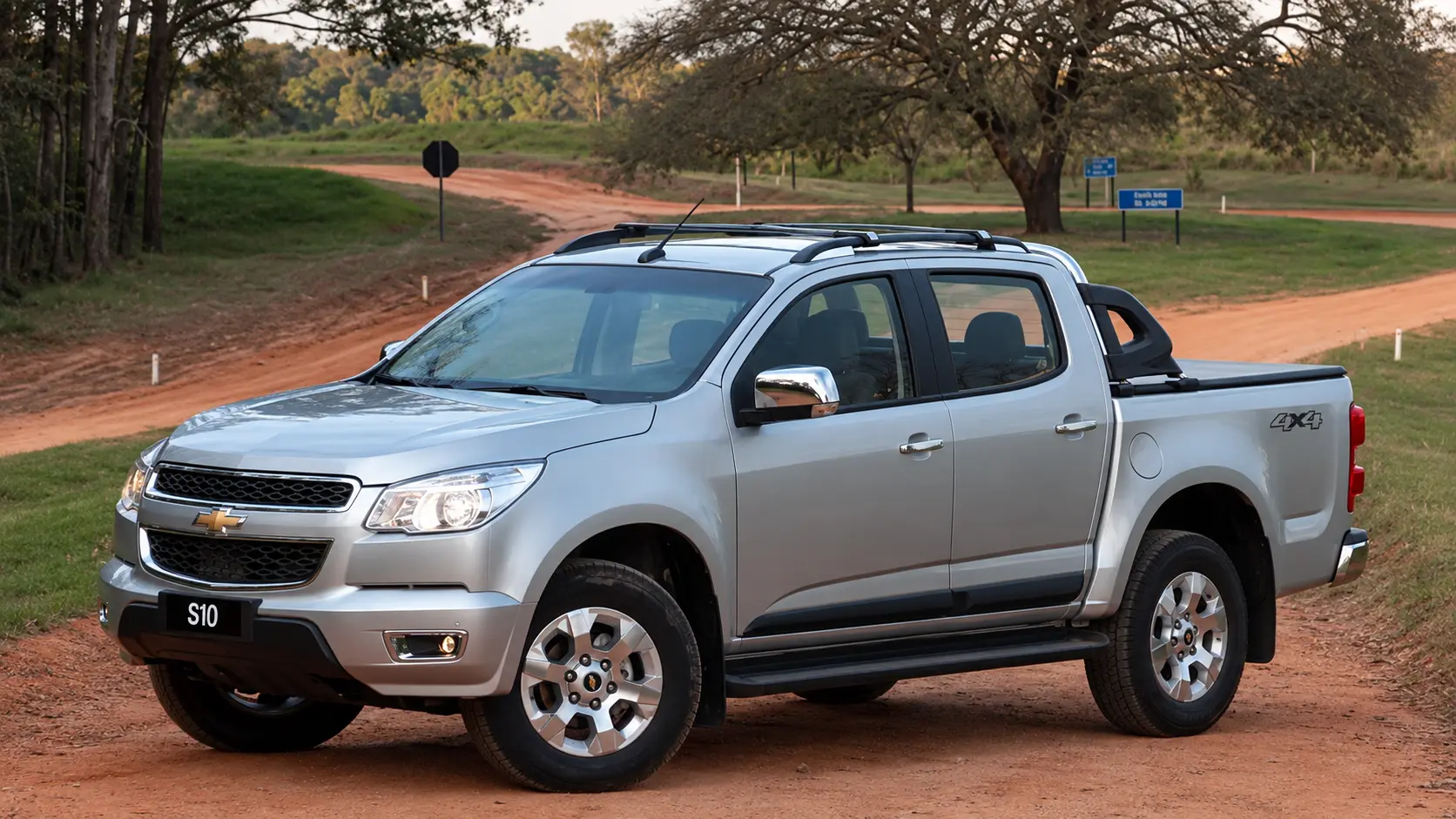 Chevrolet S10 prata na estrada rural na versão LT