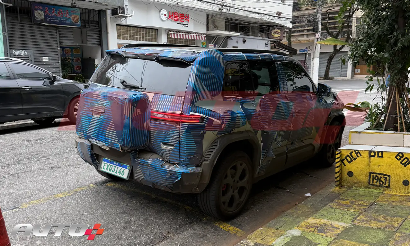 Denza B3 camuflado de traseira estacionado no bairro do Bom Retiro (SP)
