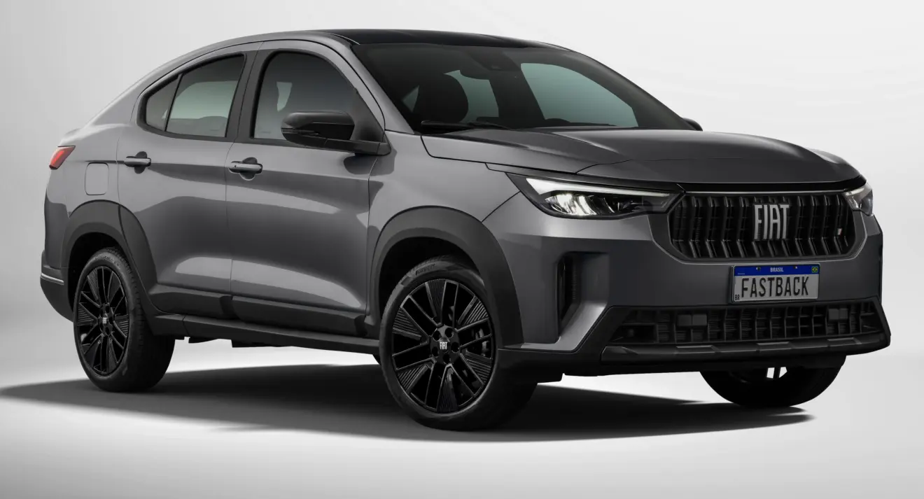 Fiat Fastback Blackmotion 2027 parado de frente em fundo neutro