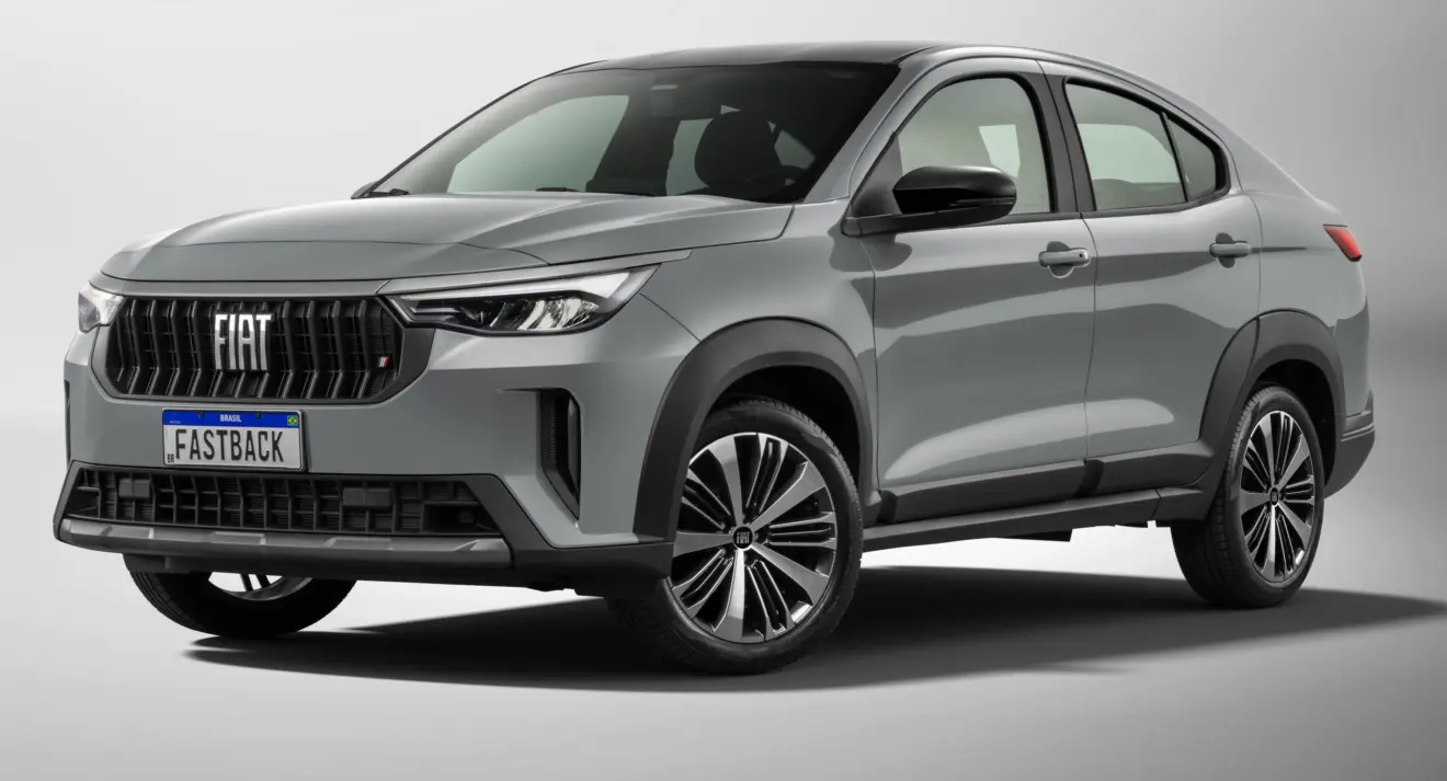 Fiat Fastback Smart Drive 2027 cinza parado de frente em fundo neutro