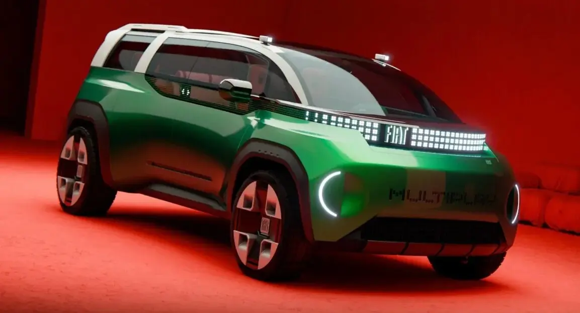 Conceito Fiat Multiplay verde parado de frente com fundo em vermelho