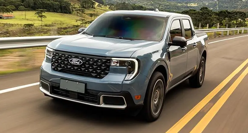 Ford Maverick Lariat cinza em movimento de dianteira na estrada