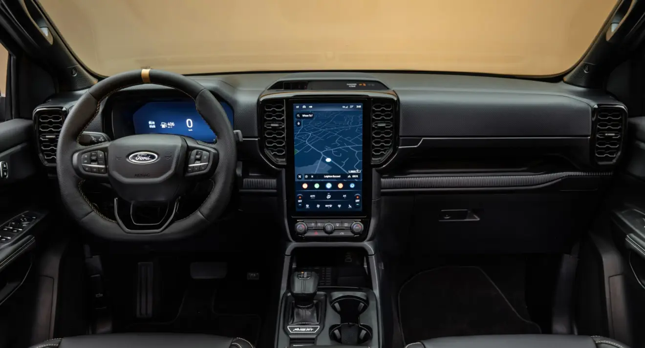 Painel com detalhes dourados da Ford Ranger MS-RT