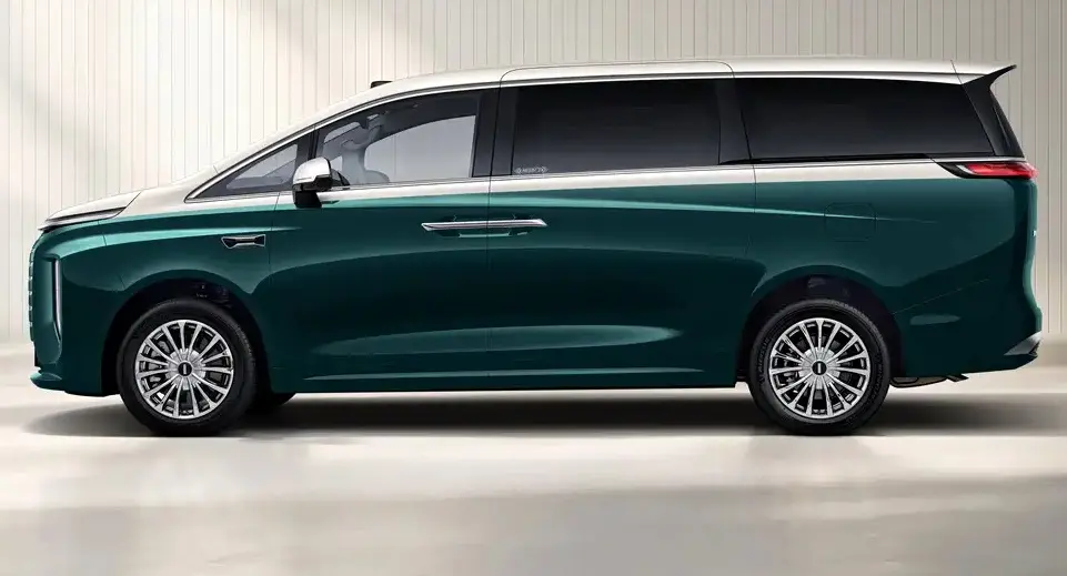 Gaoshan 8 HEV verde e branco parado de lateral em fundo neutro