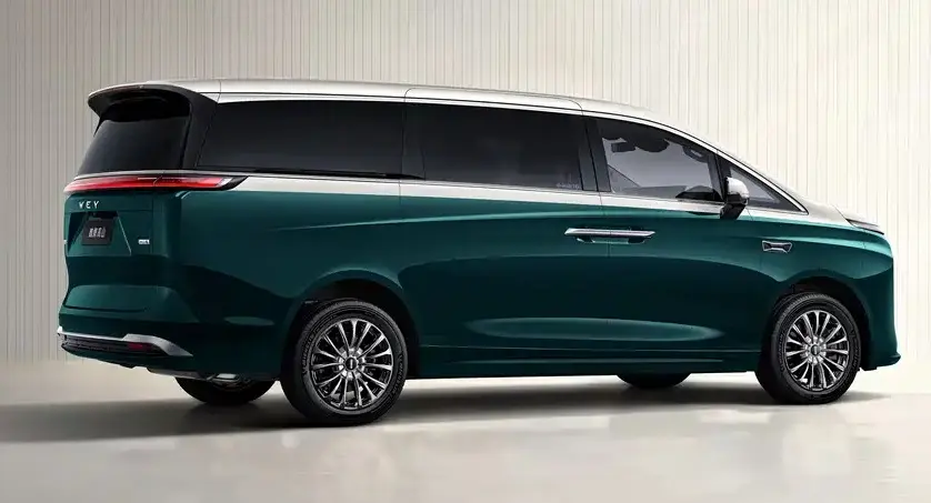 Gaoshan 8 HEV verde e branco parado de traseira em fundo neutro