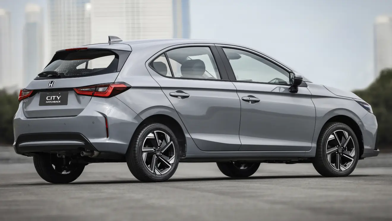 Honda City Hatch Touring 2027 cinza de traseira [divulgação]
