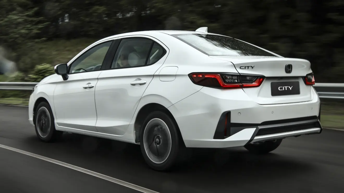 Honda City Sedan Touring 2027 branco de traseira [divulgação]