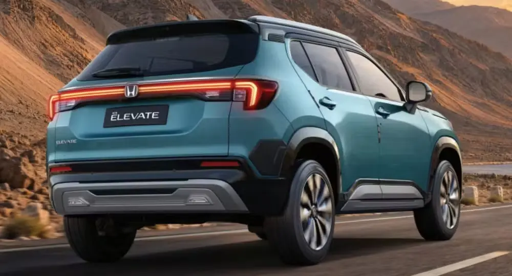 Novo Honda WR-V verde de traseira andando no fora de estrada