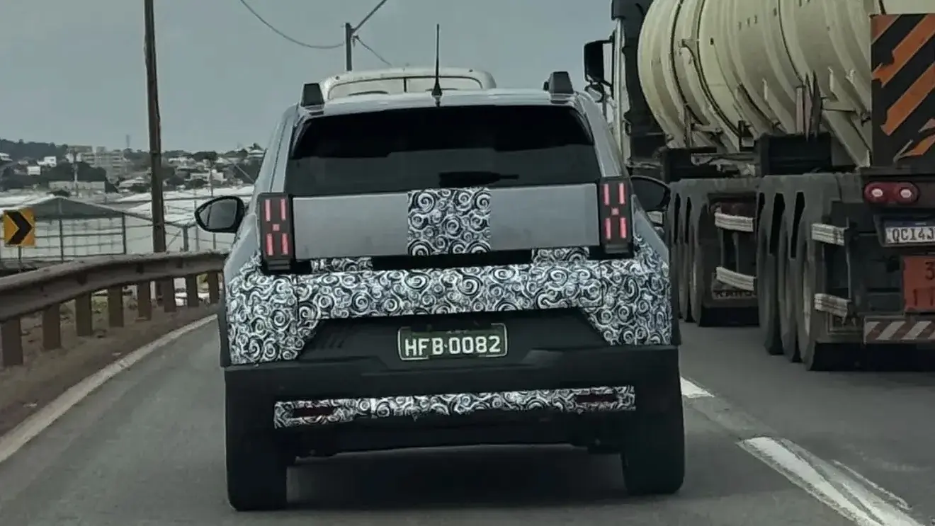 Fiat Argo X com menos camuflagem rodando