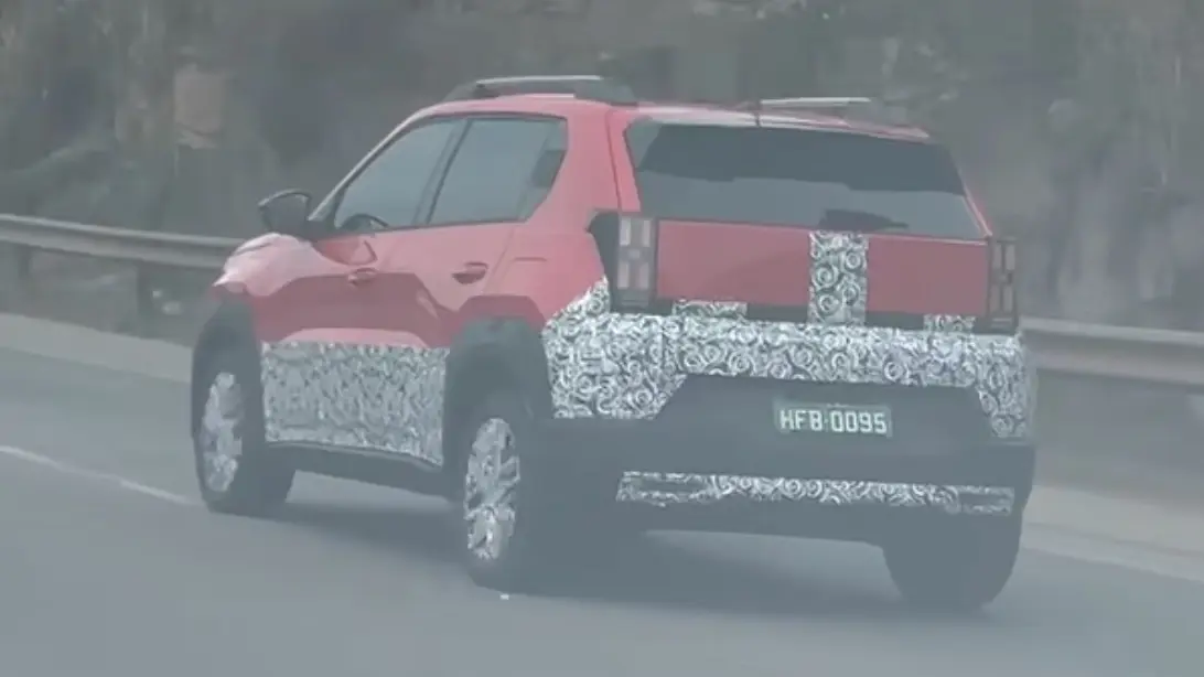 Fiat Argo X com menos camuflagem rodando