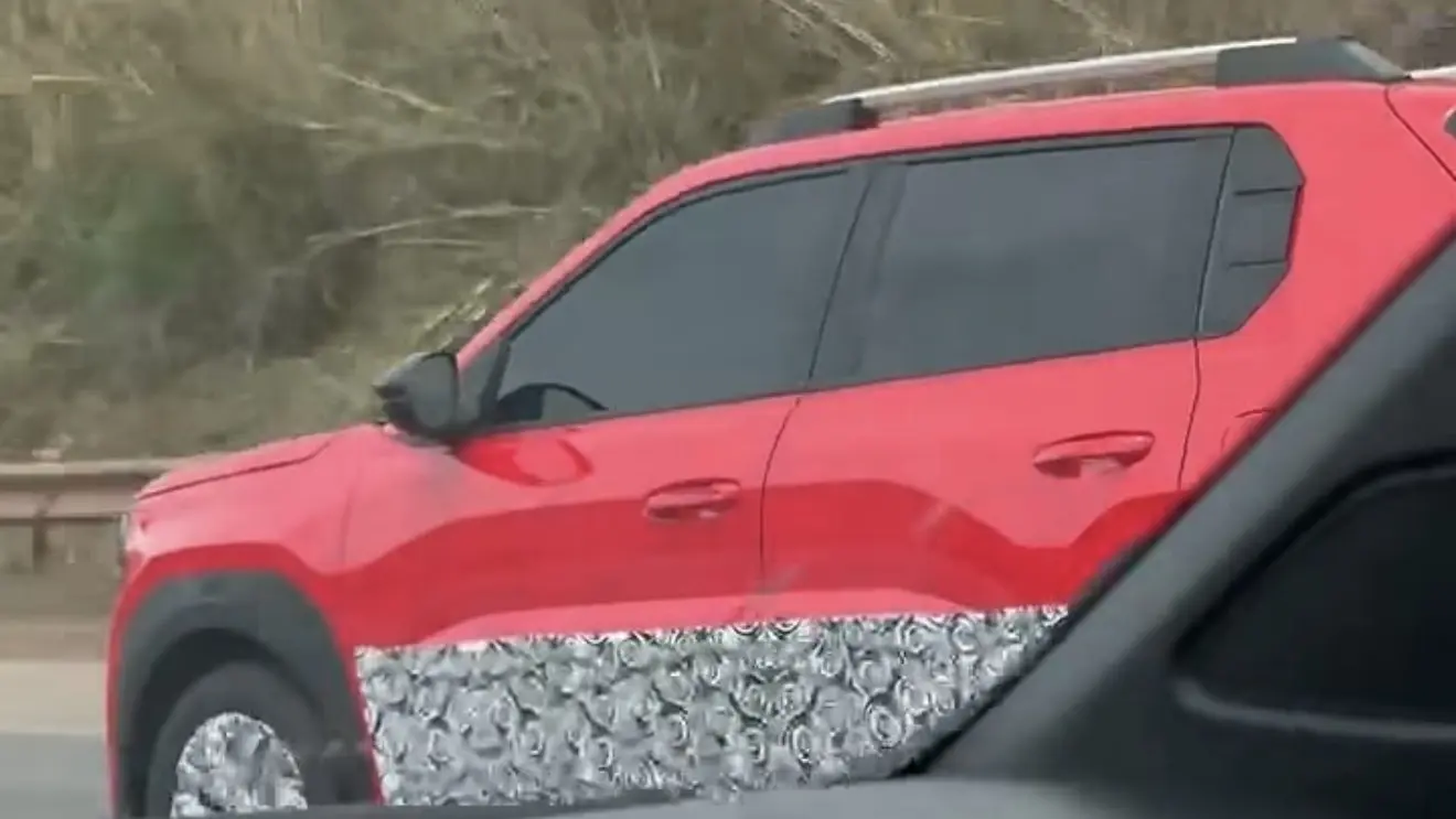Fiat Argo X com menos camuflagem rodando
