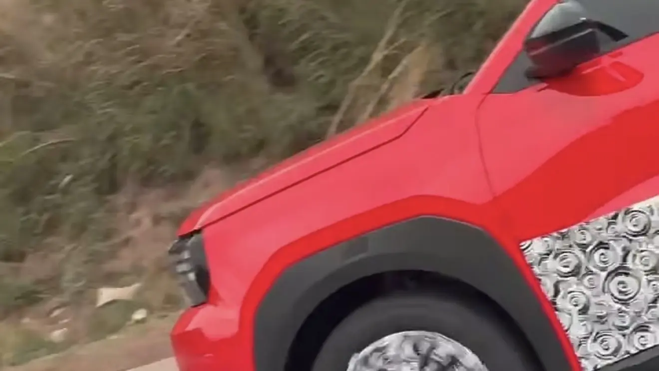 Fiat Argo X com menos camuflagem rodando