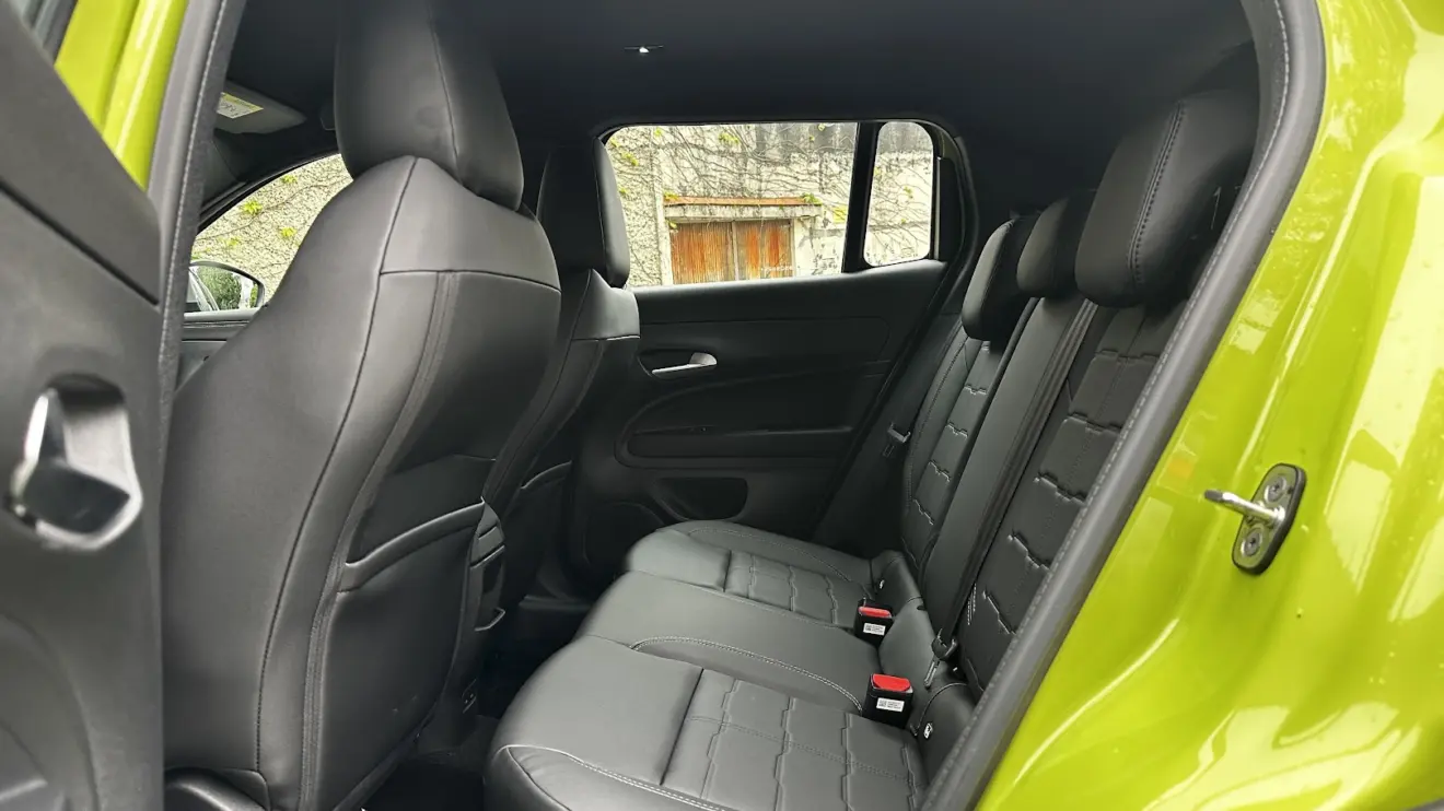 Espaço traseiro do Jeep Avenger Limited