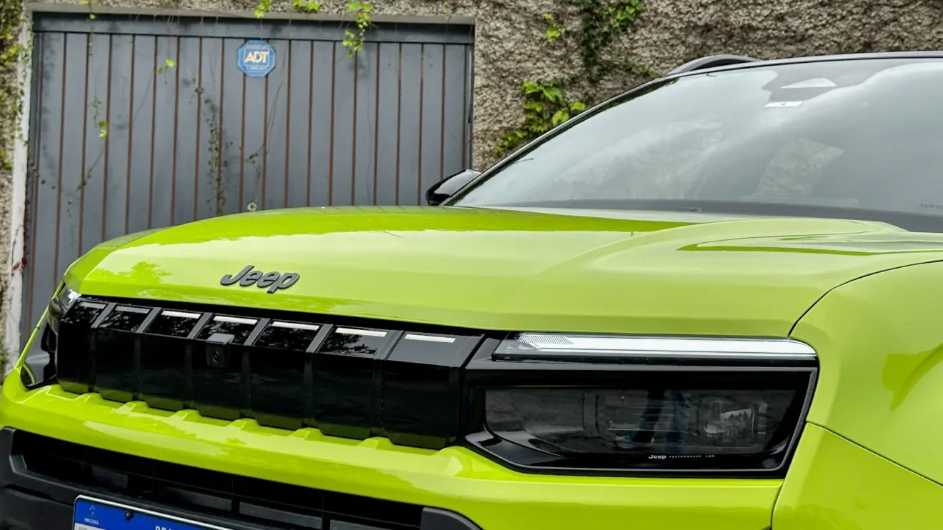 Grade iluminada do Jeep Avenger Limited