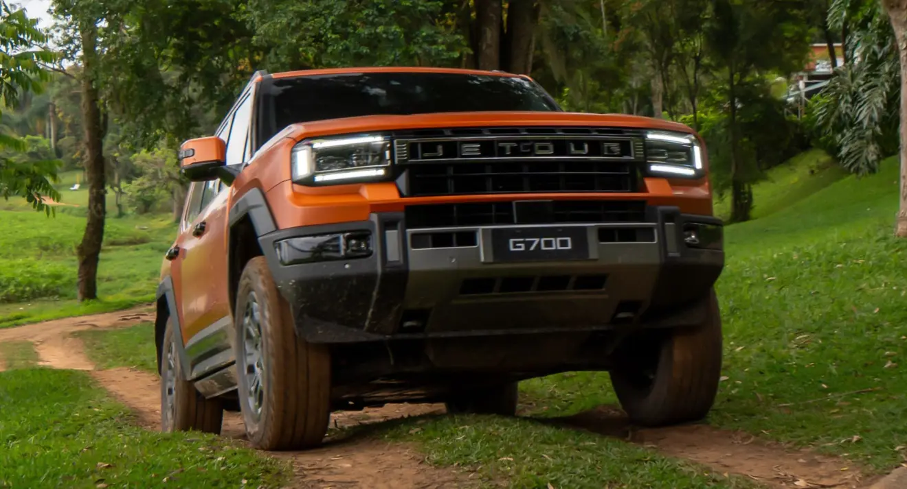 Jetour G700 laranja fosco andando no fora de estrada