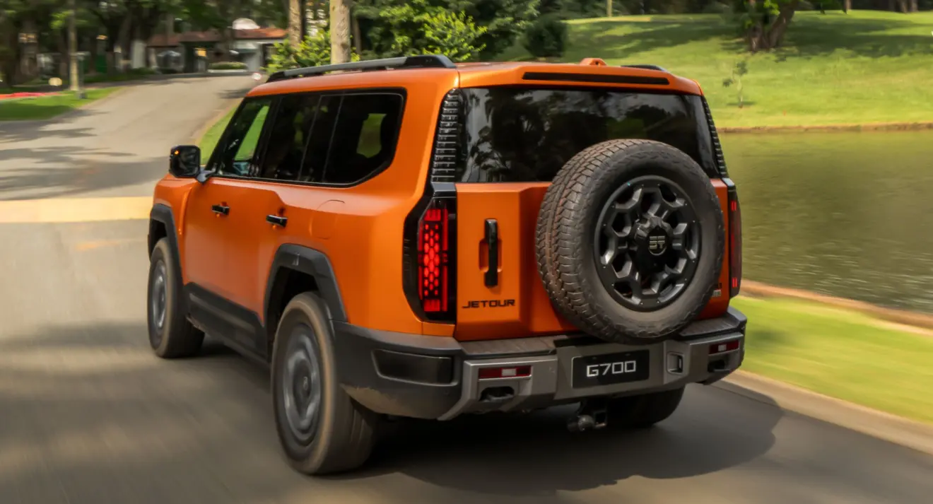 Jetour G700 laranja fosco em movimento de traseira