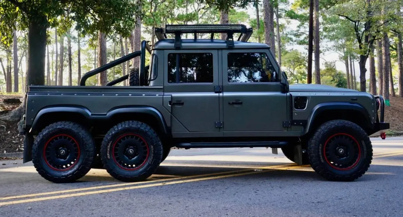 Land Rover Defender 6x6 cinza parado de traseiro