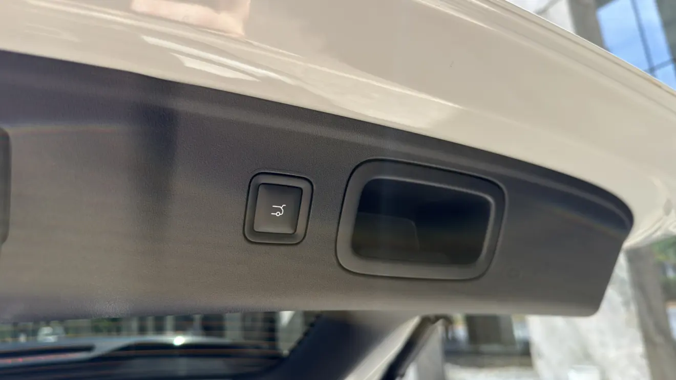 Leapmotor B10 REEV interior branco para avaliação