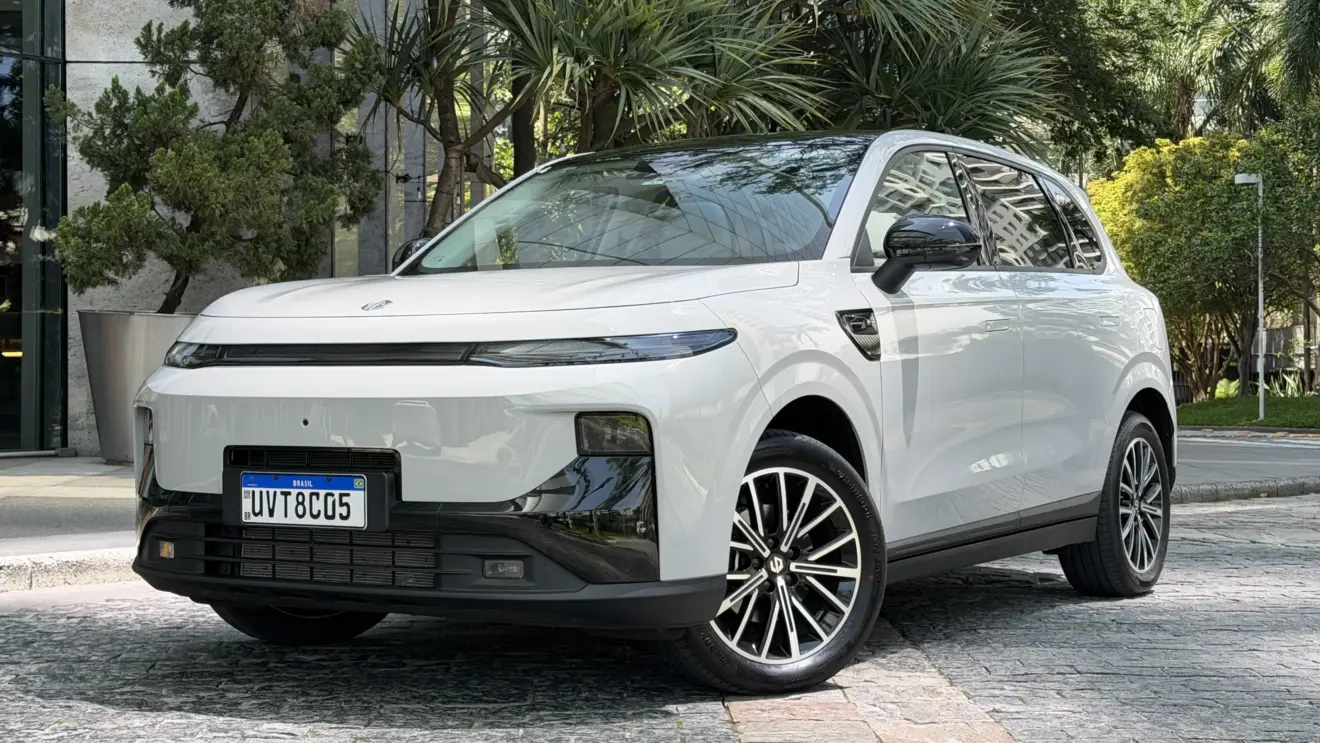 Leapmotor B10 REEV estático branco para avaliação