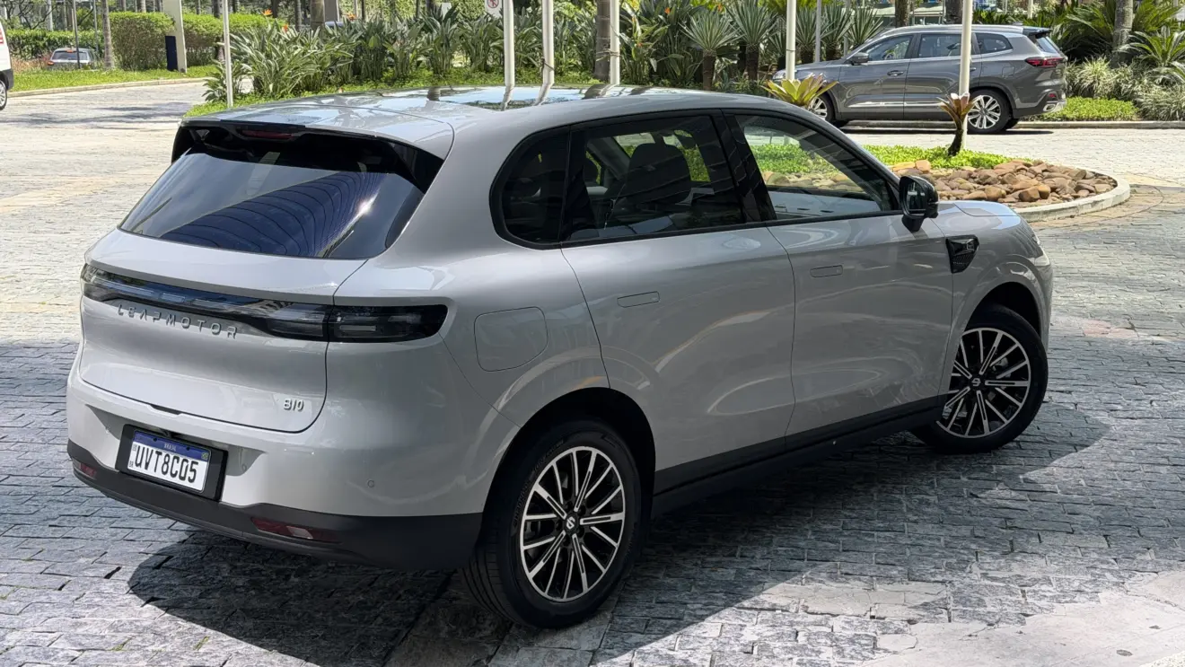 Leapmotor B10 REEV estático branco para avaliação