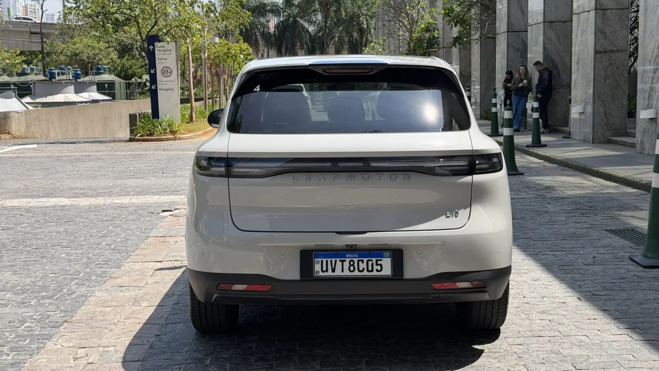 Leapmotor B10 REEV estático branco para avaliação