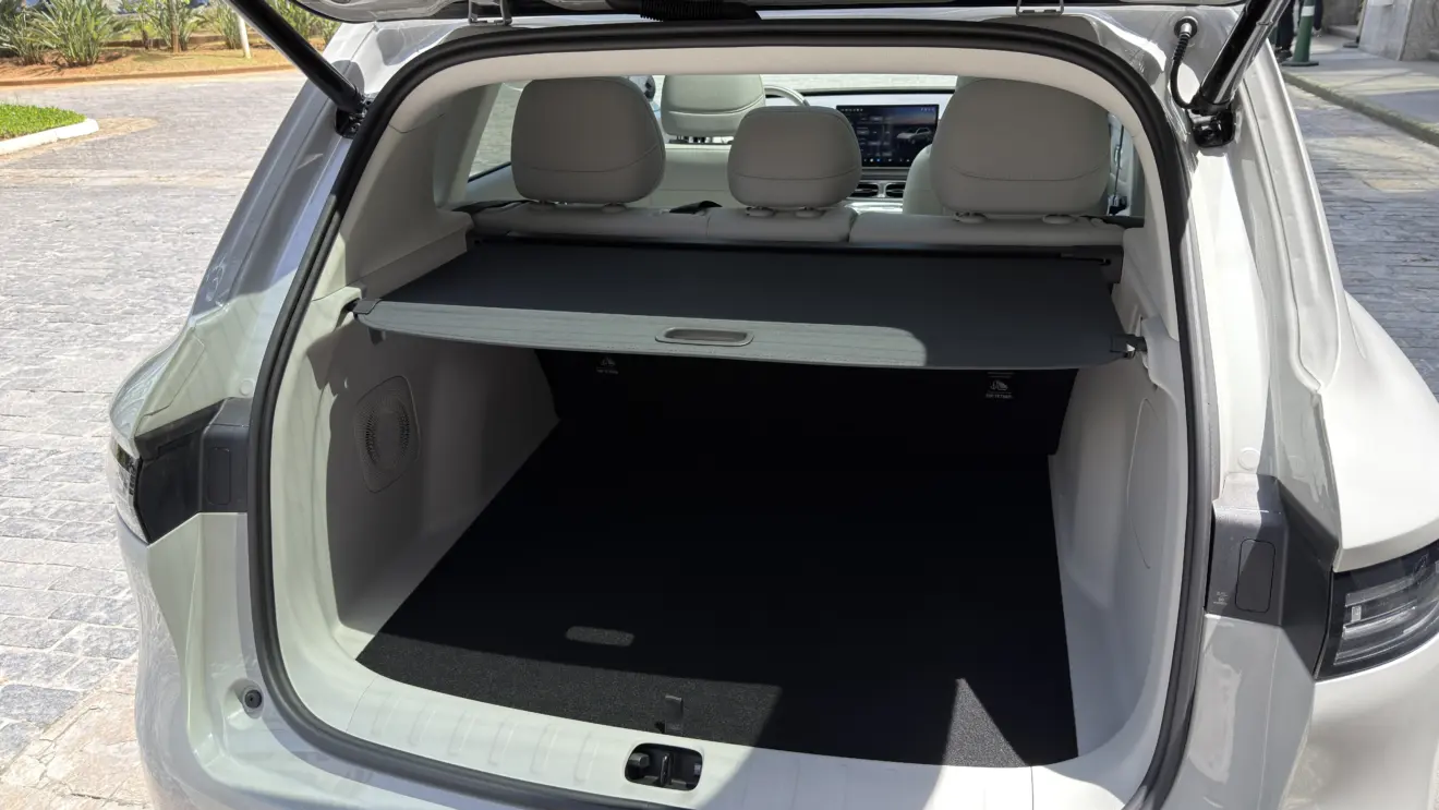 Leapmotor B10 REEV interior branco para avaliação