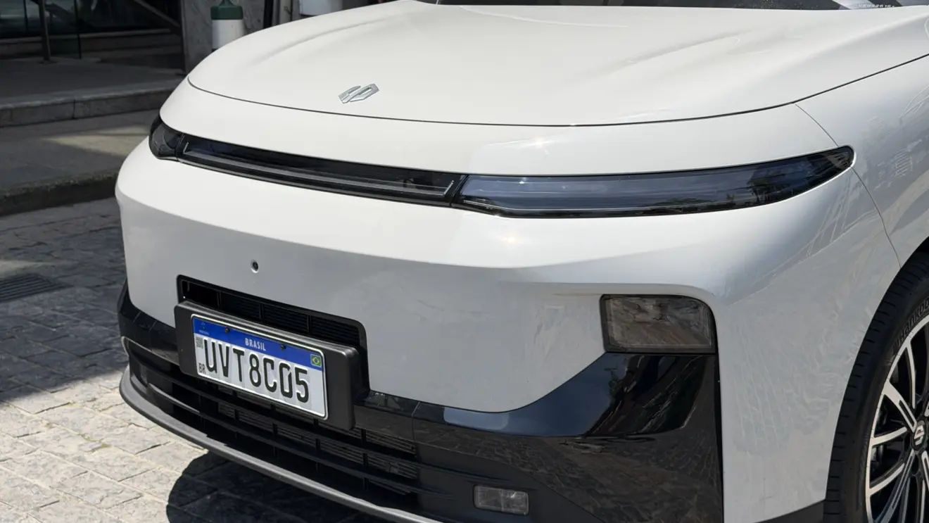 Leapmotor B10 REEV estático branco para avaliação