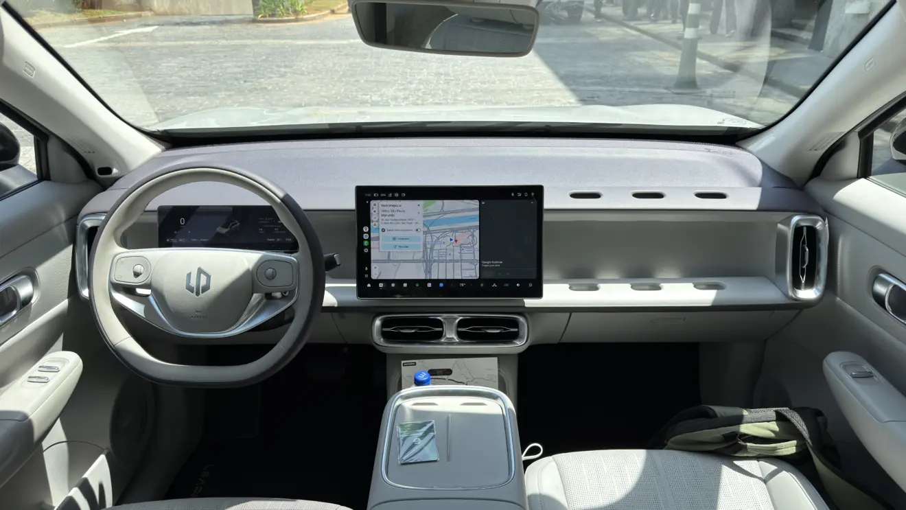 Leapmotor B10 REEV interior branco para avaliação