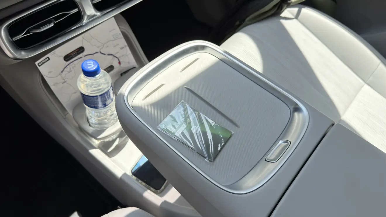 Leapmotor B10 REEV interior branco para avaliação
