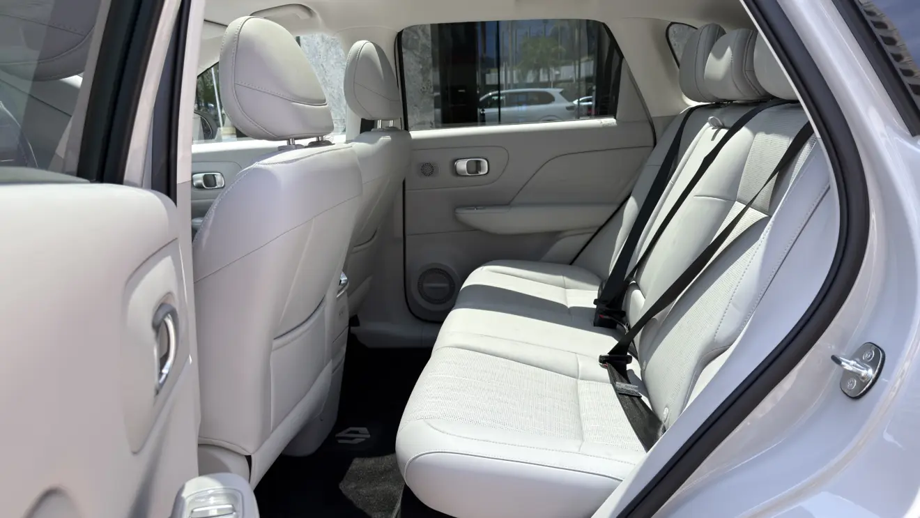 Leapmotor B10 REEV interior branco para avaliação