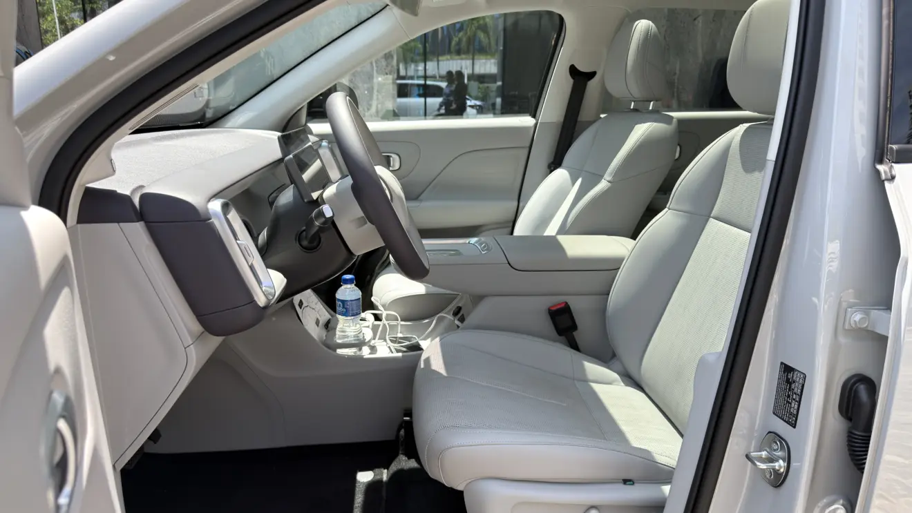 Leapmotor B10 REEV interior branco para avaliação