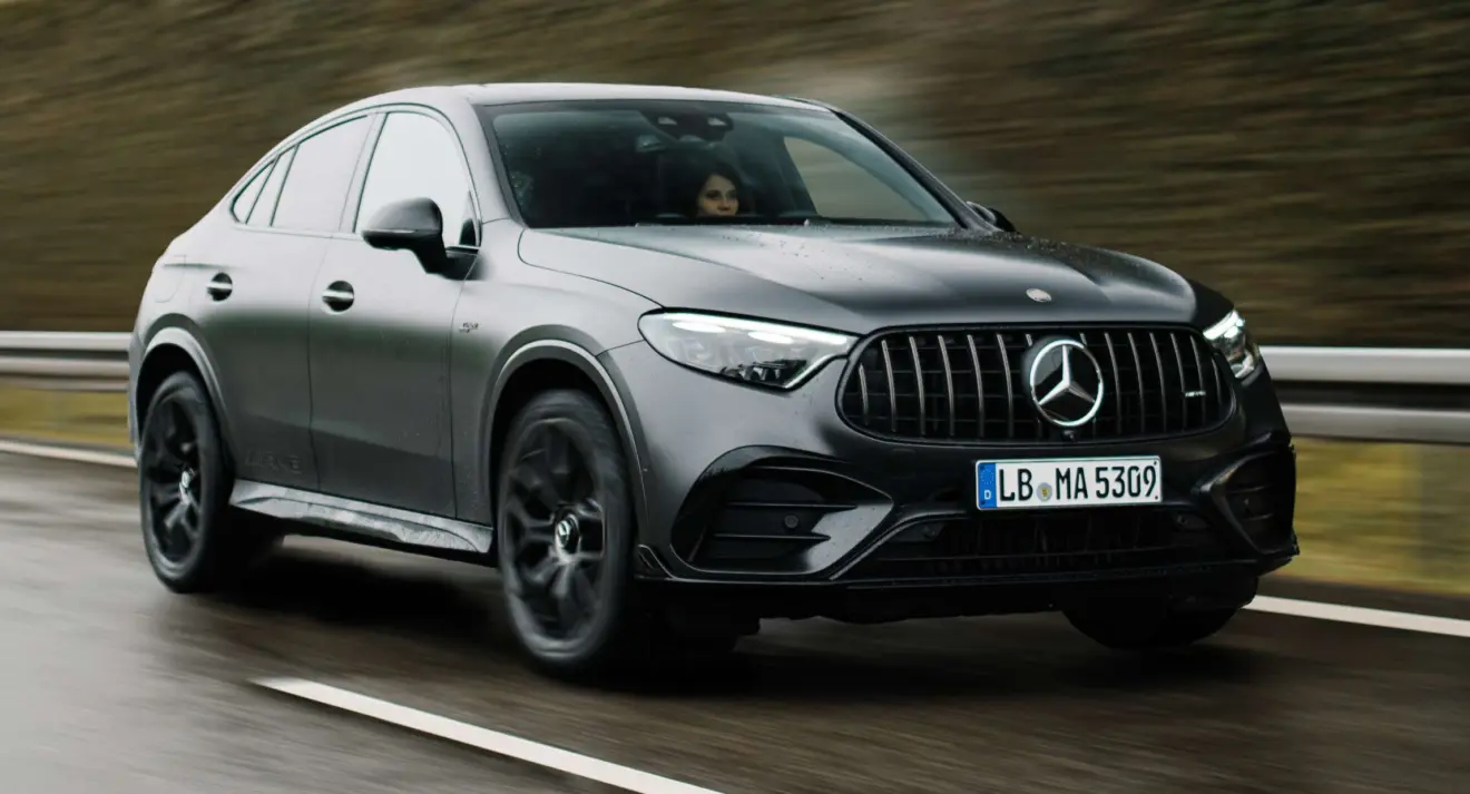 Mercedes-AMG GLC 53 4MATIC+ Coupé cinza em movimento de dianteira na estrada