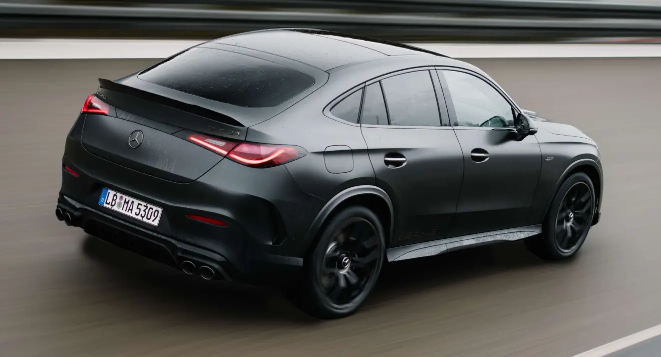 Mercedes-AMG GLC 53 4MATIC+ Coupé cinza em foto de movimento da traseira na estrada