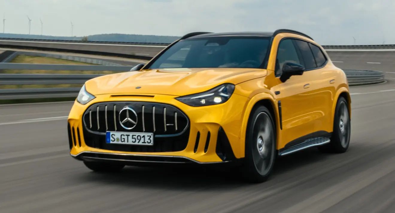 Mercedes-AMG GT SUV amarelo de frente andando na pista