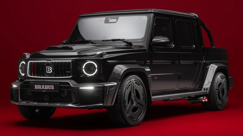Mercedes-Benz Classe G picape parado de frente em fundo vermelho
