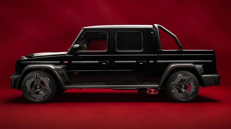 Mercedes-Benz Classe G picape parado de lateral em fundo vermelho