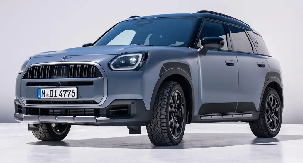 Mini Countryman Untamed parado de frente com fundo neutro
