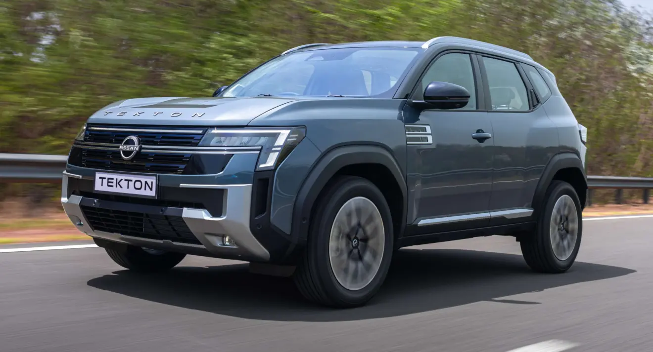 SUV Nissan Tekton cinza em movimento de dianteira
