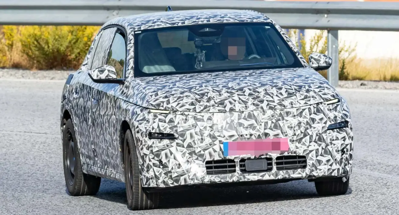 Novo Peugeot 208 camuflado de frente andando na estrada