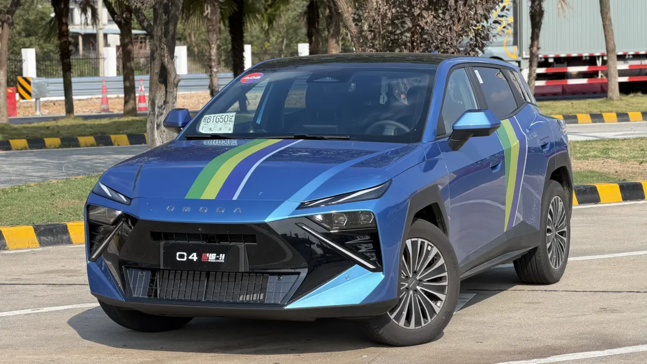 Omoda 4 HEV azul estático