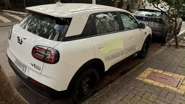 Omoda QQ branco de traseira estacionado na rua